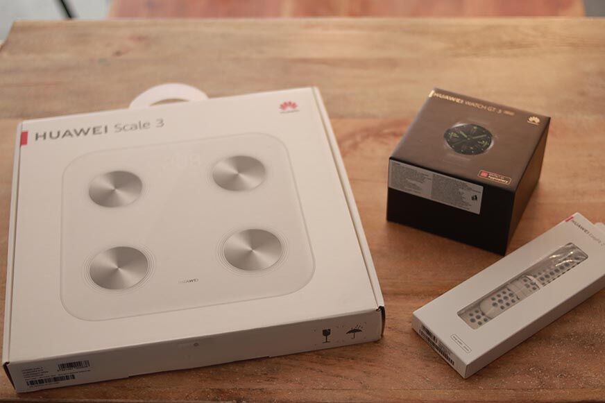 Man sieht den Lieferumfang der Huawei Watch GT 3.